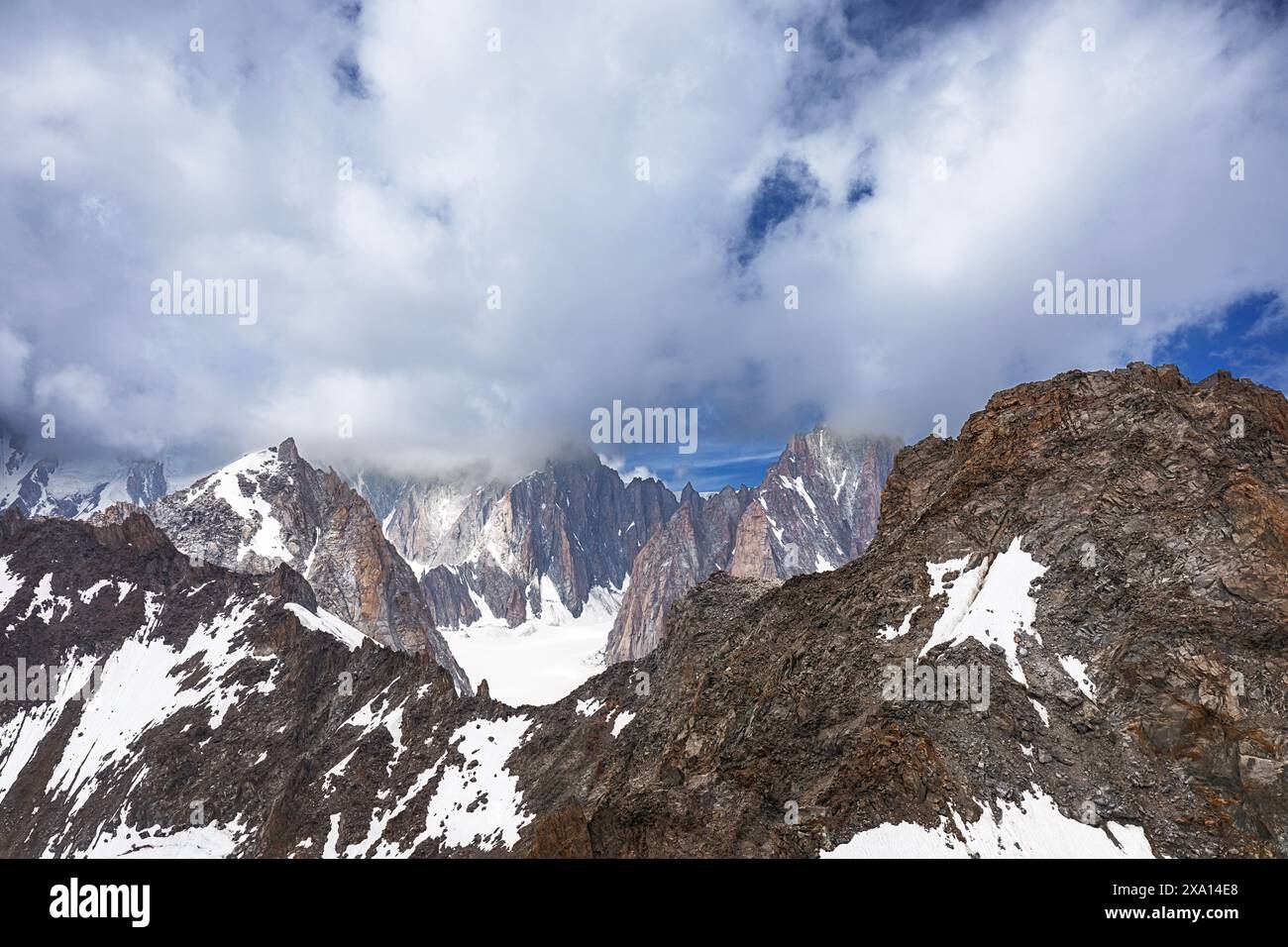 Mitten in verschneiten Bergen Stockfoto