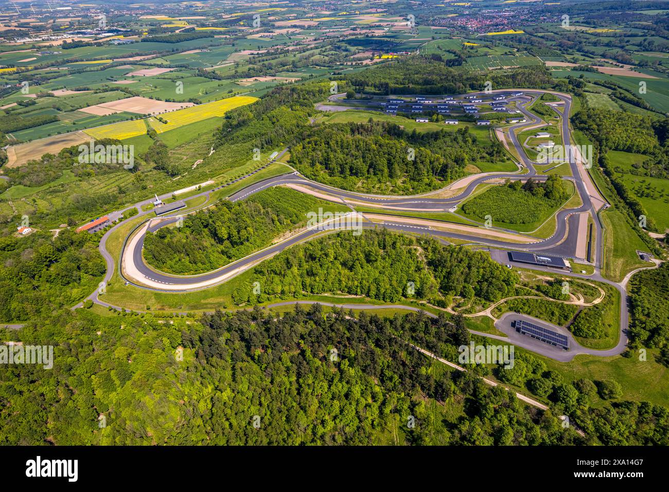 Aus der Vogelperspektive, Bilster Berg Rennstrecke, Test- und Präsentationsstrecke, parkähnliches Gelände mit Fahrerlager und Offroad-Kurs, Pömbsen, Bad Driburg, EAS Stockfoto