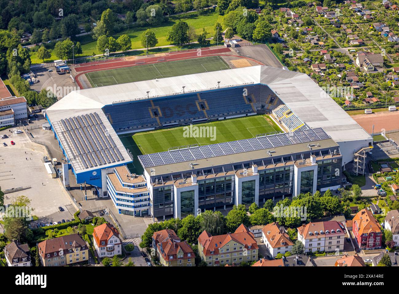 Aus der Vogelperspektive, Fußballstadion SchücoArena des DSC Arminia Bielefeld, auch bekannt als Almstadion oder Bielefelder Alm, Solardach, Zentrum, Bielefeld, Ostwestwest Stockfoto