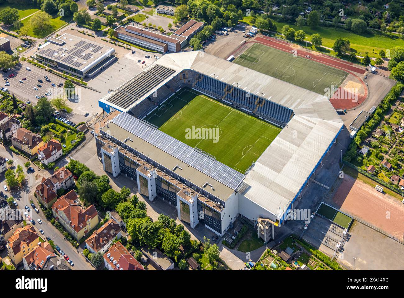 Aus der Vogelperspektive, Fußballstadion SchücoArena des DSC Arminia Bielefeld, auch bekannt als Almstadion oder Bielefelder Alm, Solardach, Zentrum, Bielefeld, Ostwestwest Stockfoto