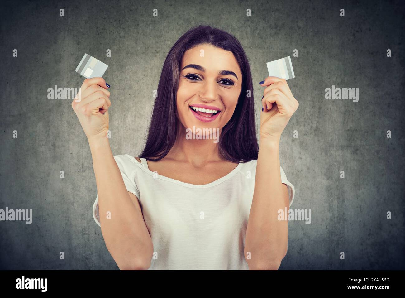 Glückliche Schuld frei Frau in Gläsern mit einer Kreditkarte in zwei Stücke schneiden Stockfoto