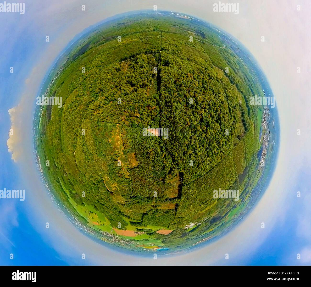 Luftaufnahme, Waldgebiet Kottenforst, in der Nähe des Wohnguts Villeprott, Naturschutzgebiet Waldville, Erdkugel, Fischaugenbild, 360-Grad-Bild, winzig Stockfoto