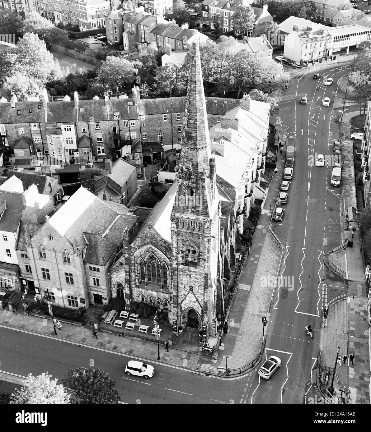 Aus der Vogelperspektive einer monochromen Kirche und umgebenden Strukturen Stockfoto