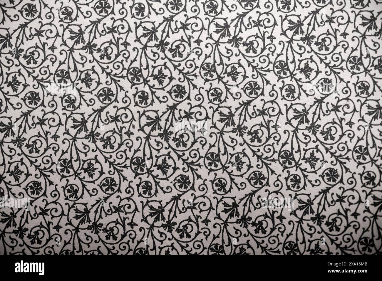 Eine Vintage-schwarz-weiße Tapete mit verzierten Schriftrollen in altmodischem Stil Stockfoto