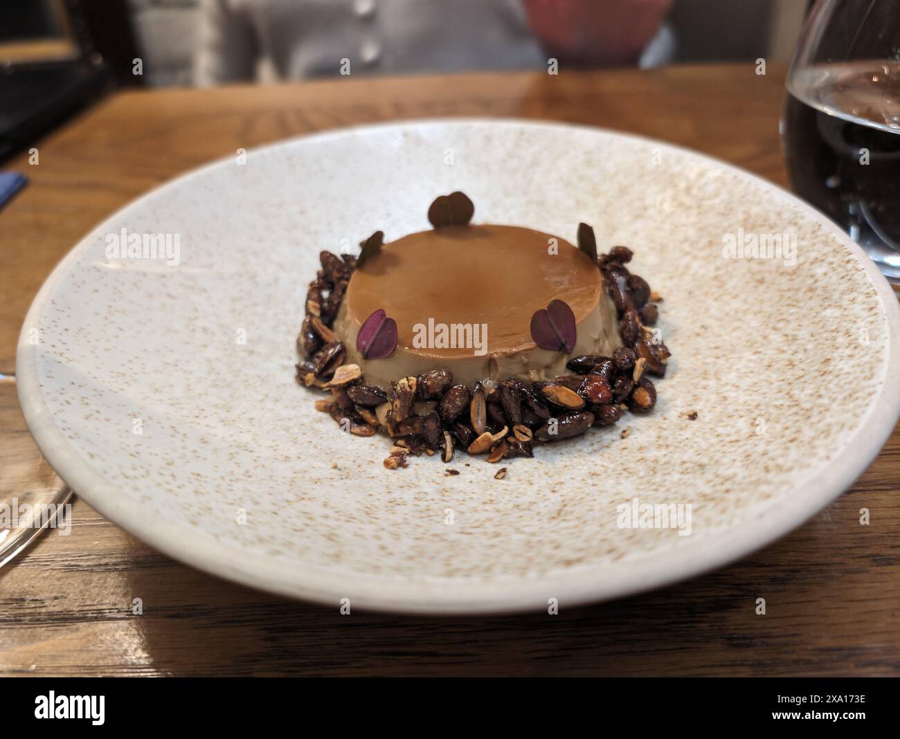 Ein Dessert auf Schokoladenbasis von einem Verkostungsmenü in einem feinen Restaurant. Stockfoto