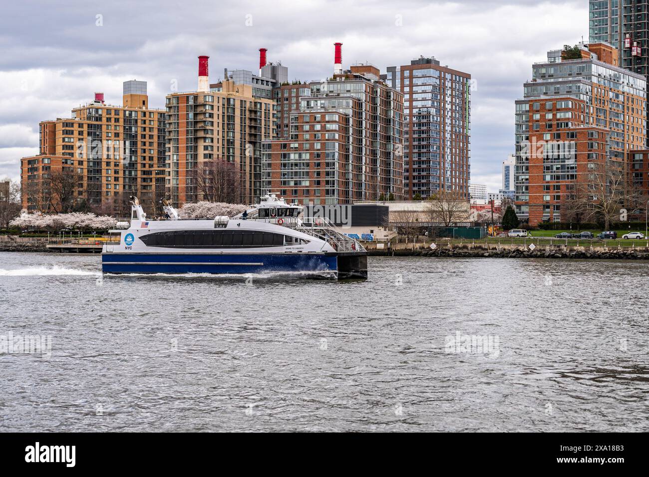 Ein malerischer Blick auf ein Boot auf dem Hudson River in New York Stockfoto