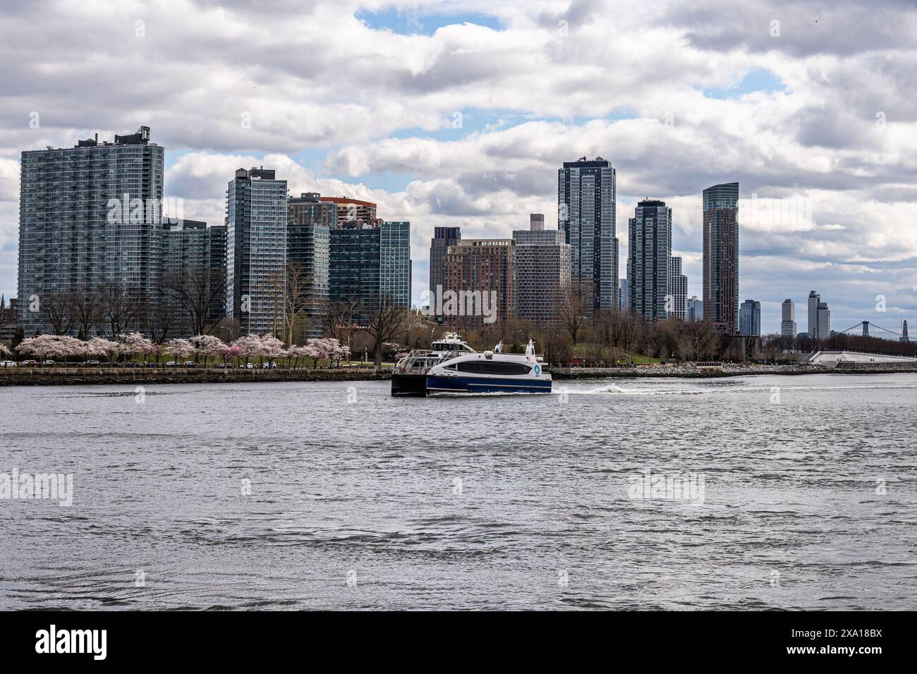 Ein malerischer Blick auf ein Boot auf dem Hudson River in New York Stockfoto