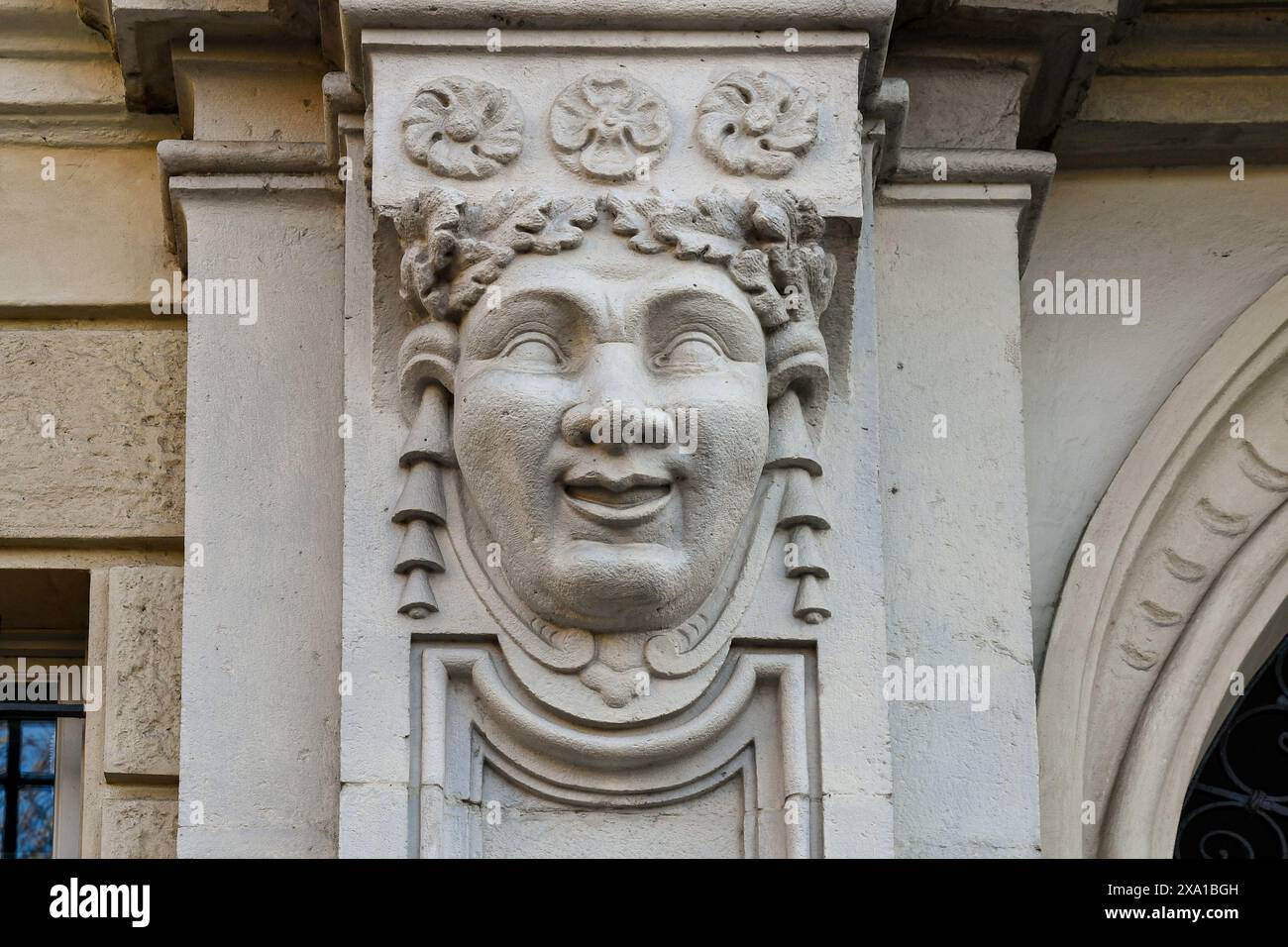 Hochrelief mit einem lächelnden männlichen Gesicht an der Fassade des Palazzo Roero di Guarene (1730, Filippo Juvarra) auf der Piazza Carlo Emanuele II, Turin, Italien Stockfoto
