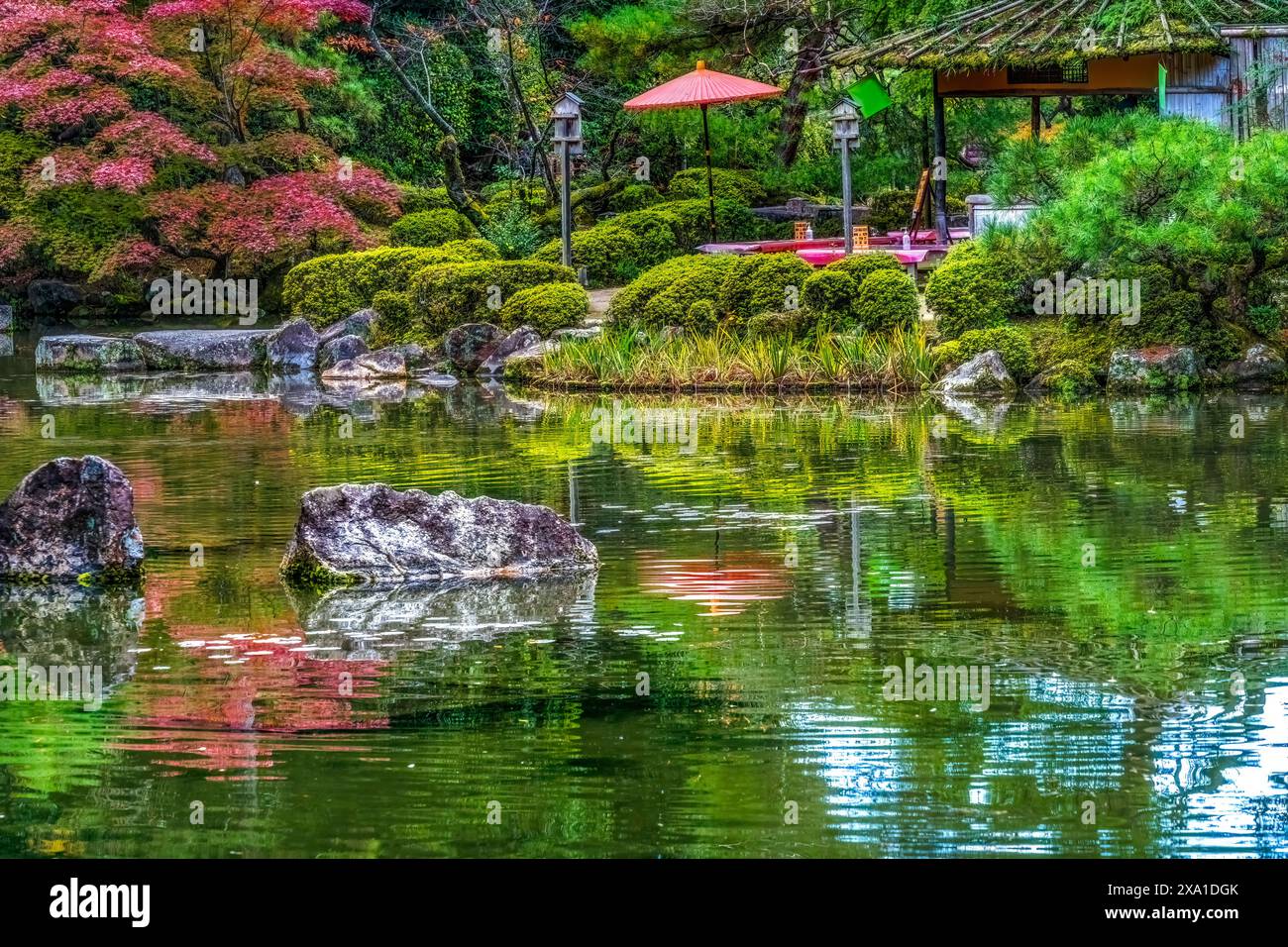 Farbenfroher Herbst Herbst Garten Wasserreflexion Choshin-tei Tea House West Lake Heian Shinto Schrein Kyoto Japan. Erbaut 1895 Kopie der 1100er Jahre Imperial Stockfoto