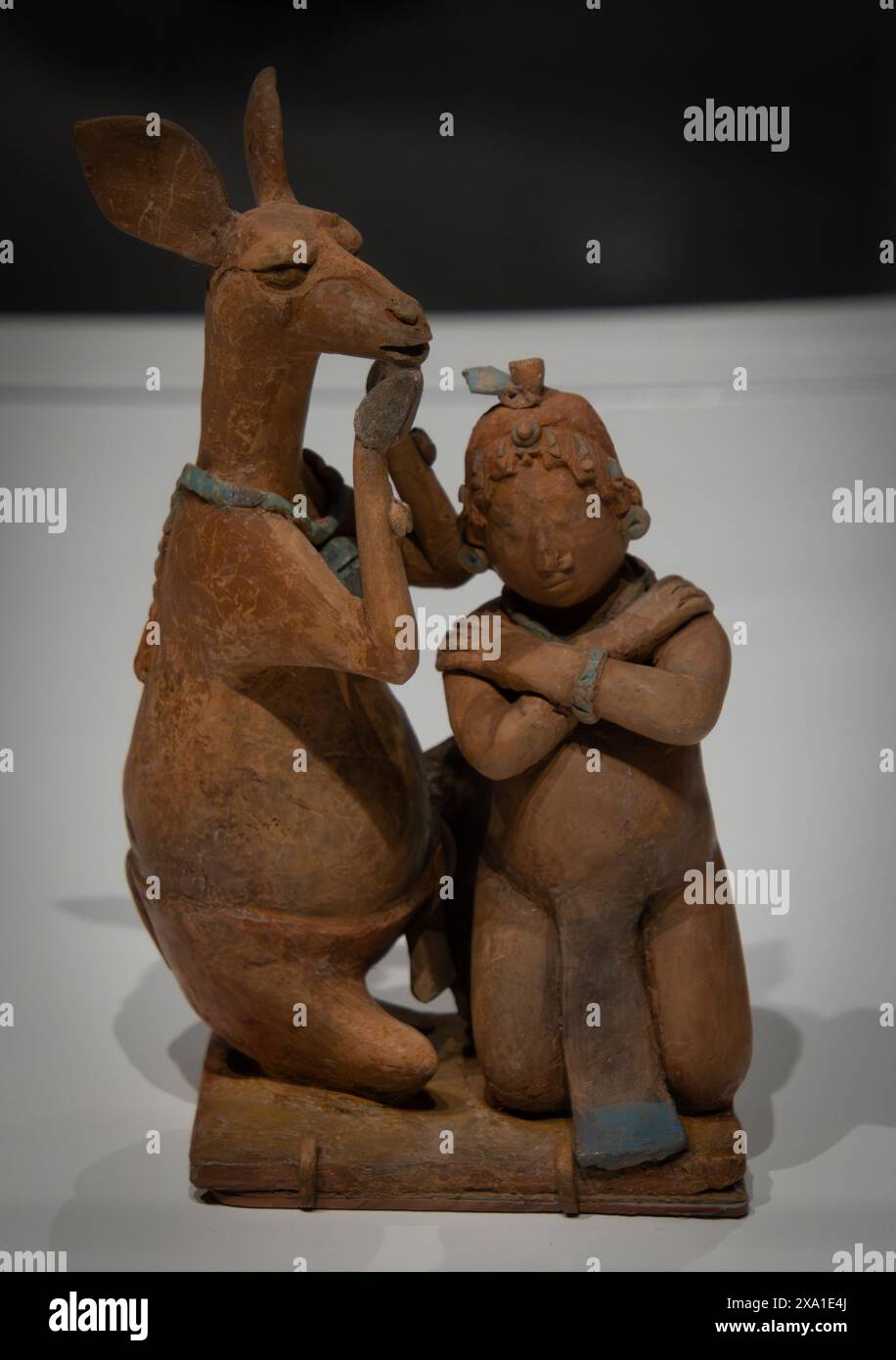 Ein erhaltenes Maya-Relikt einer menschlichen Figur mit einem Tier. Stockfoto