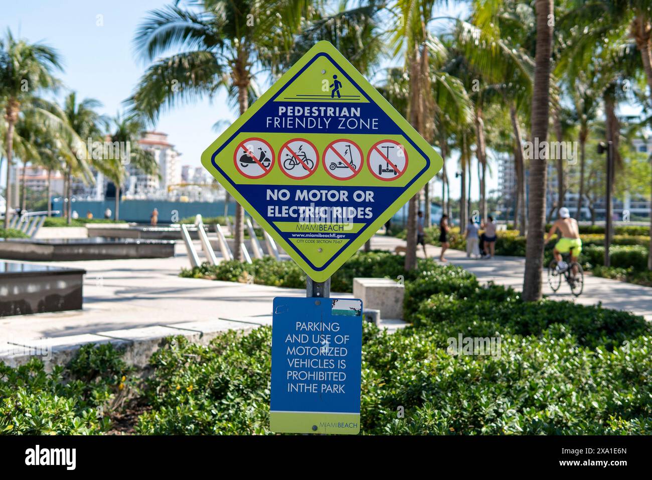 In Miami Beach, FL, sind fußgängerfreundliche Bereiche gekennzeichnet, die motorisierte oder elektrische Fahrzeuge verbieten Stockfoto