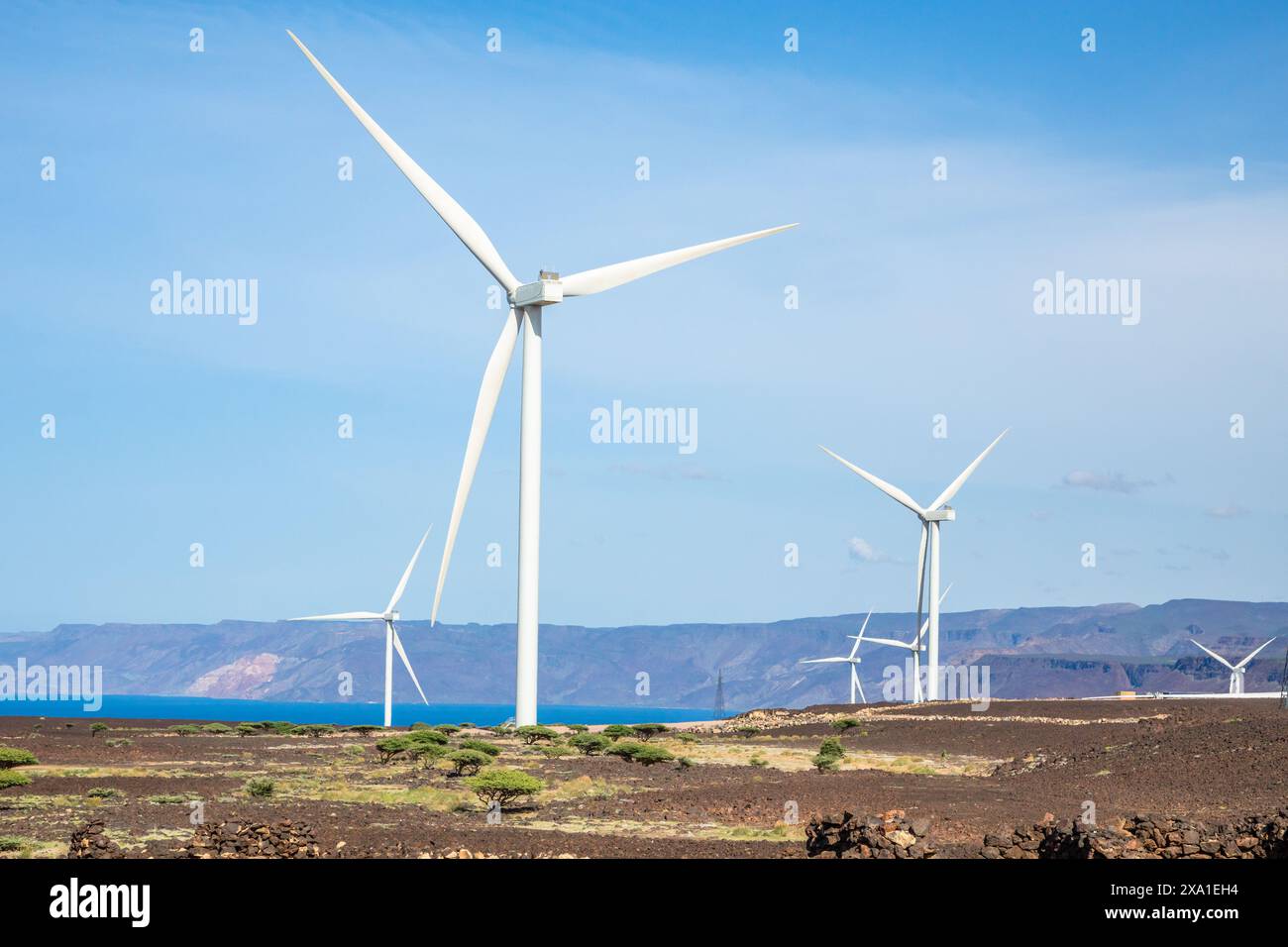 Die Windturbinen von Ghoubet sind Generatoren von Netzstationen am Meer, Region Arta, Dschibuti Stockfoto