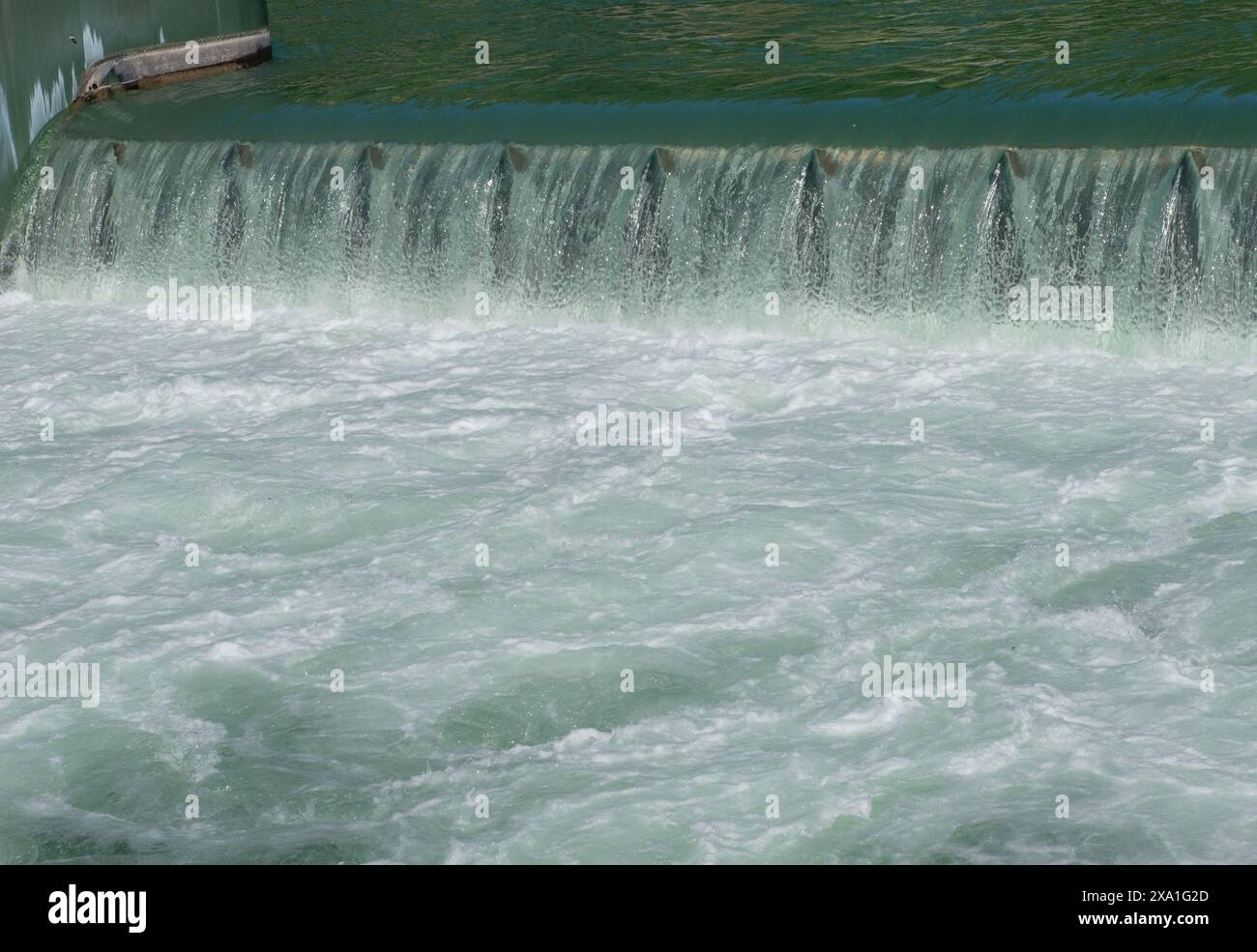 Damm mit beweglichen Schotten auf dem Brembo-Fluss Stockfoto