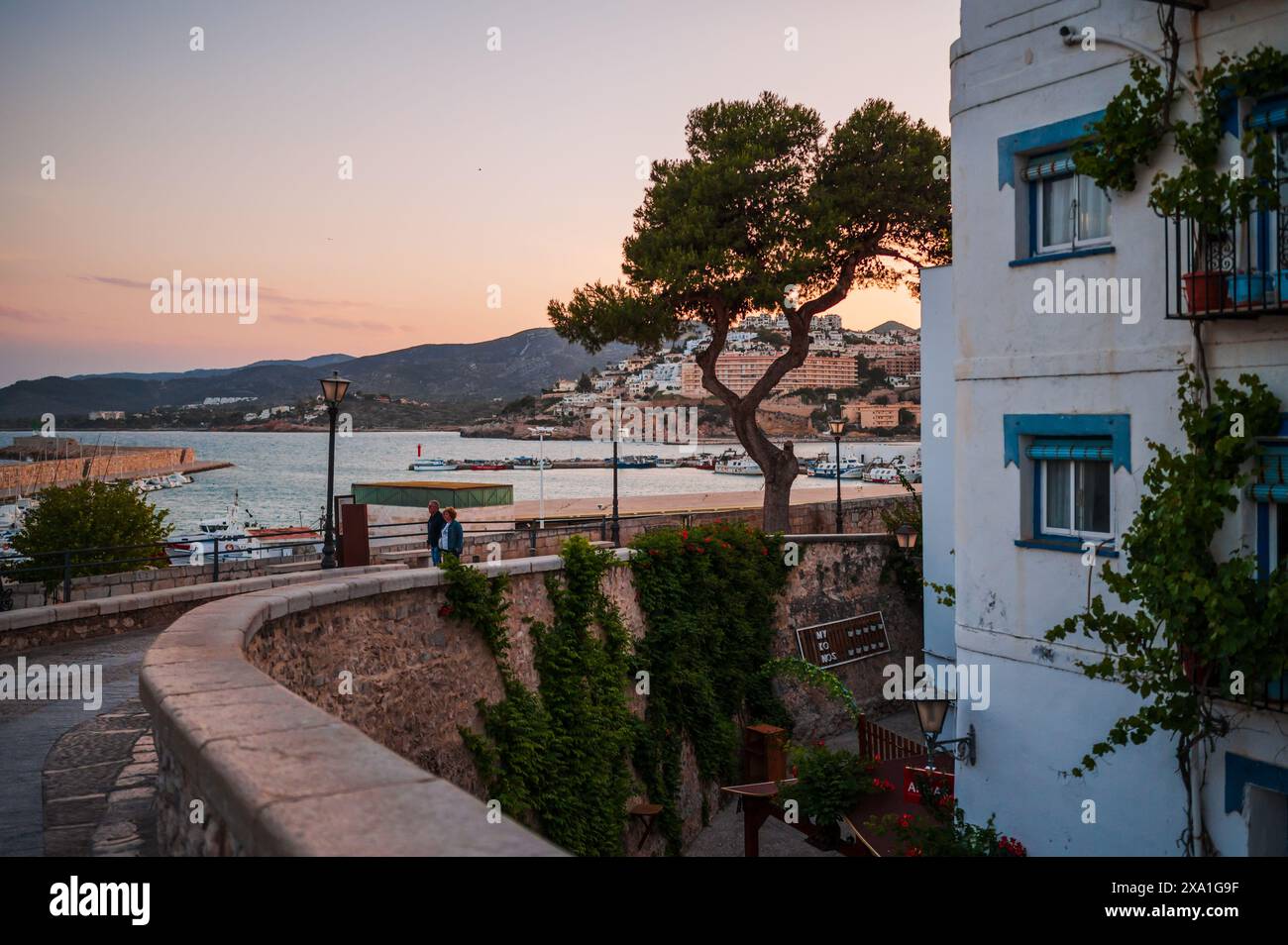 Altstadt von Peñiscola bei Sonnenuntergang, Castellon, Valencianische Gemeinschaft, Spanien Stockfoto