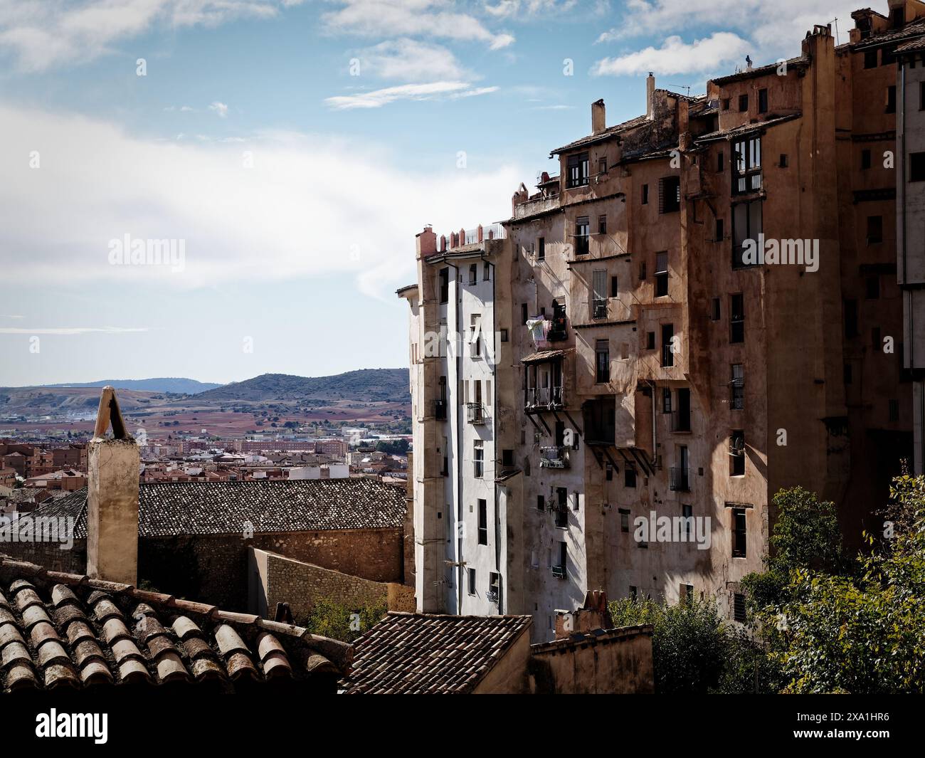 Ein Sonnenuntergang beleuchtet die alten Häuser in Cuenca, Spaniens Oberstadt Stockfoto