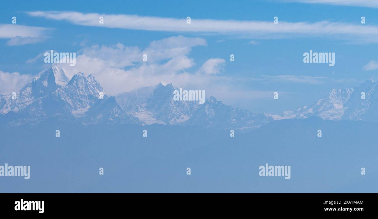 Ein Blick aus der Vogelperspektive auf den Himalaya im Morgenlicht Stockfoto