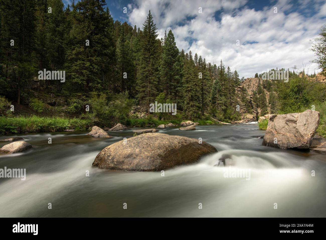 Der South Platte River fließt über Felsen und Felsbrocken im Eleven Mile Canyon in Colorado Stockfoto