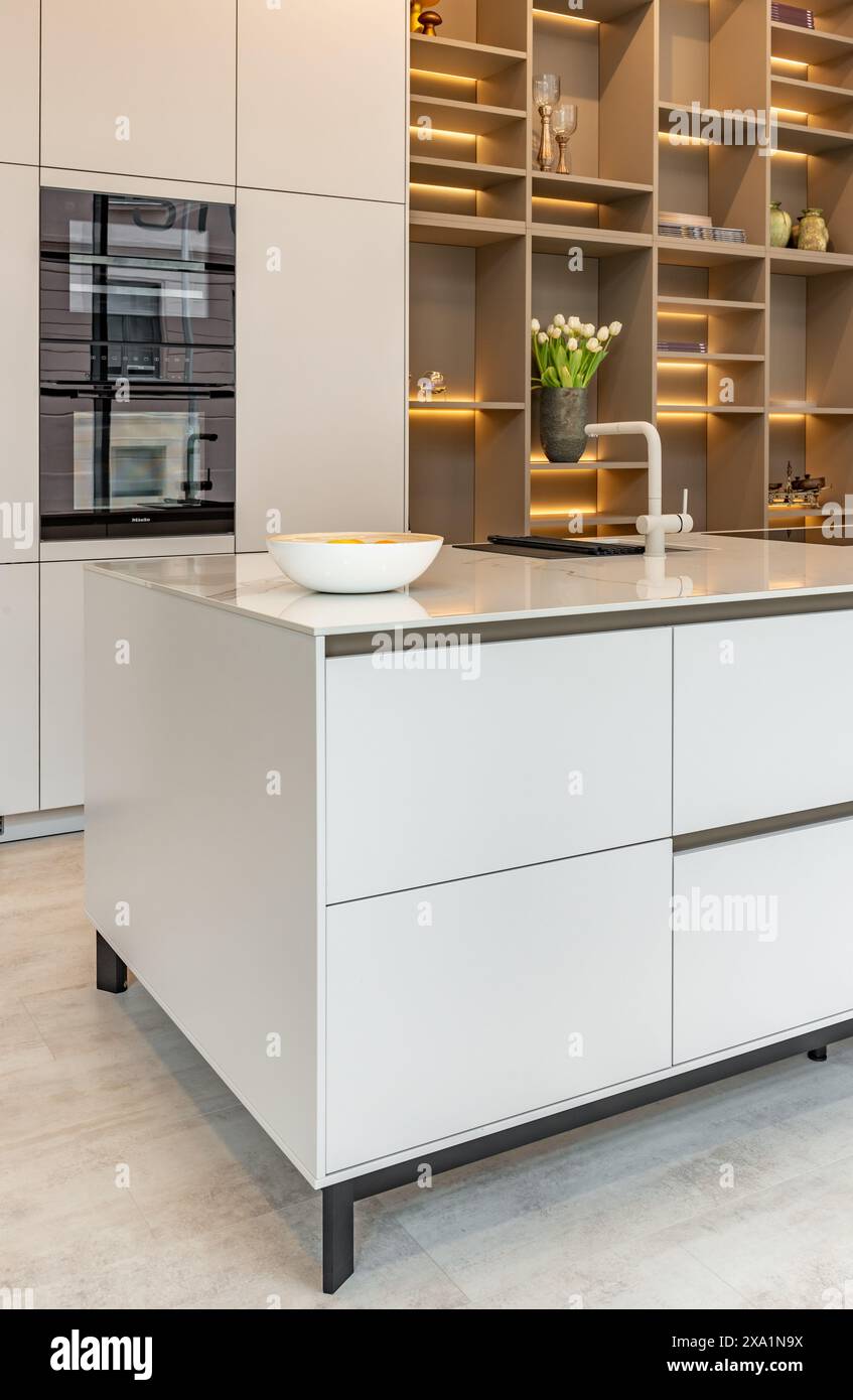 Elegante, moderne, helle Küche in einem Showroom Stockfoto