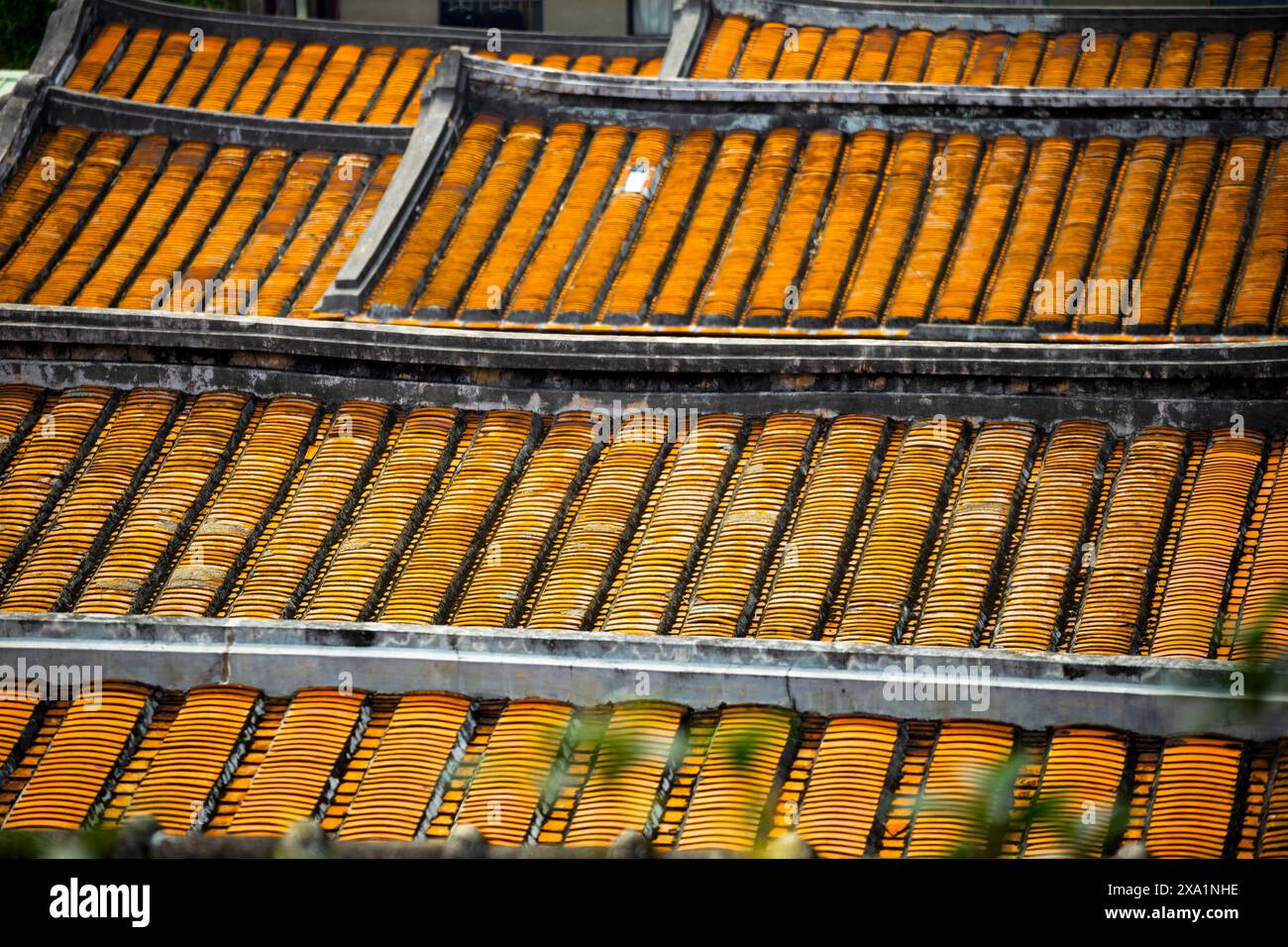 Ein aufwändig geschnitztes Holzdach mit zahlreichen Orangetönen Stockfoto