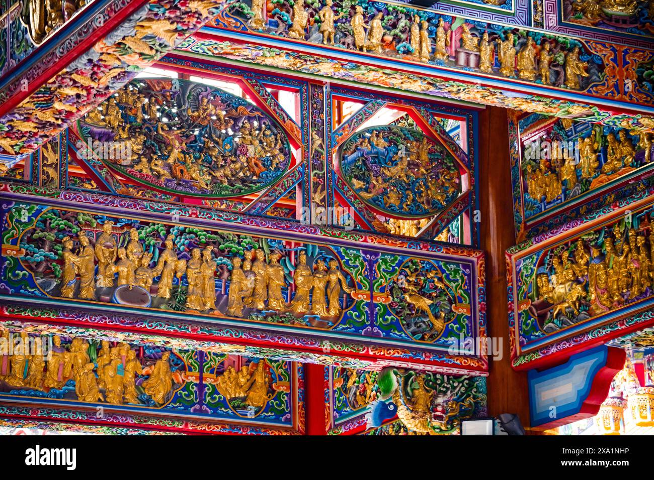Eine aufwändig geschnitzte Decke mit kunstvollen Details Stockfoto
