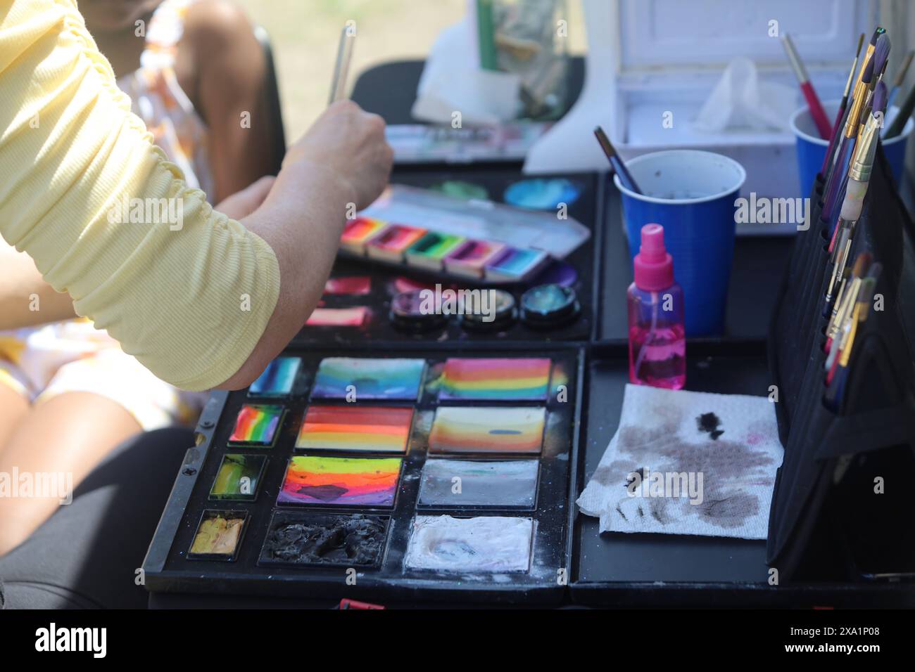 Eine Vielzahl von Farben und Kunstgegenständen auf einem Tisch verteilt Stockfoto