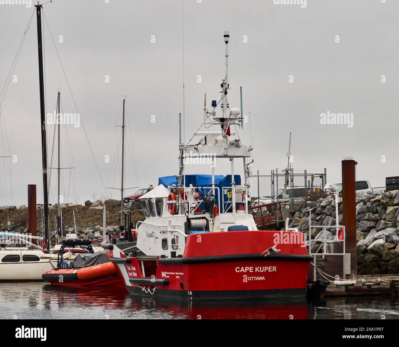 Blick auf das Heck des leuchtend rot-weißen Küstenwachschiffs Cape Kuper an der French Creek Marina. Stockfoto