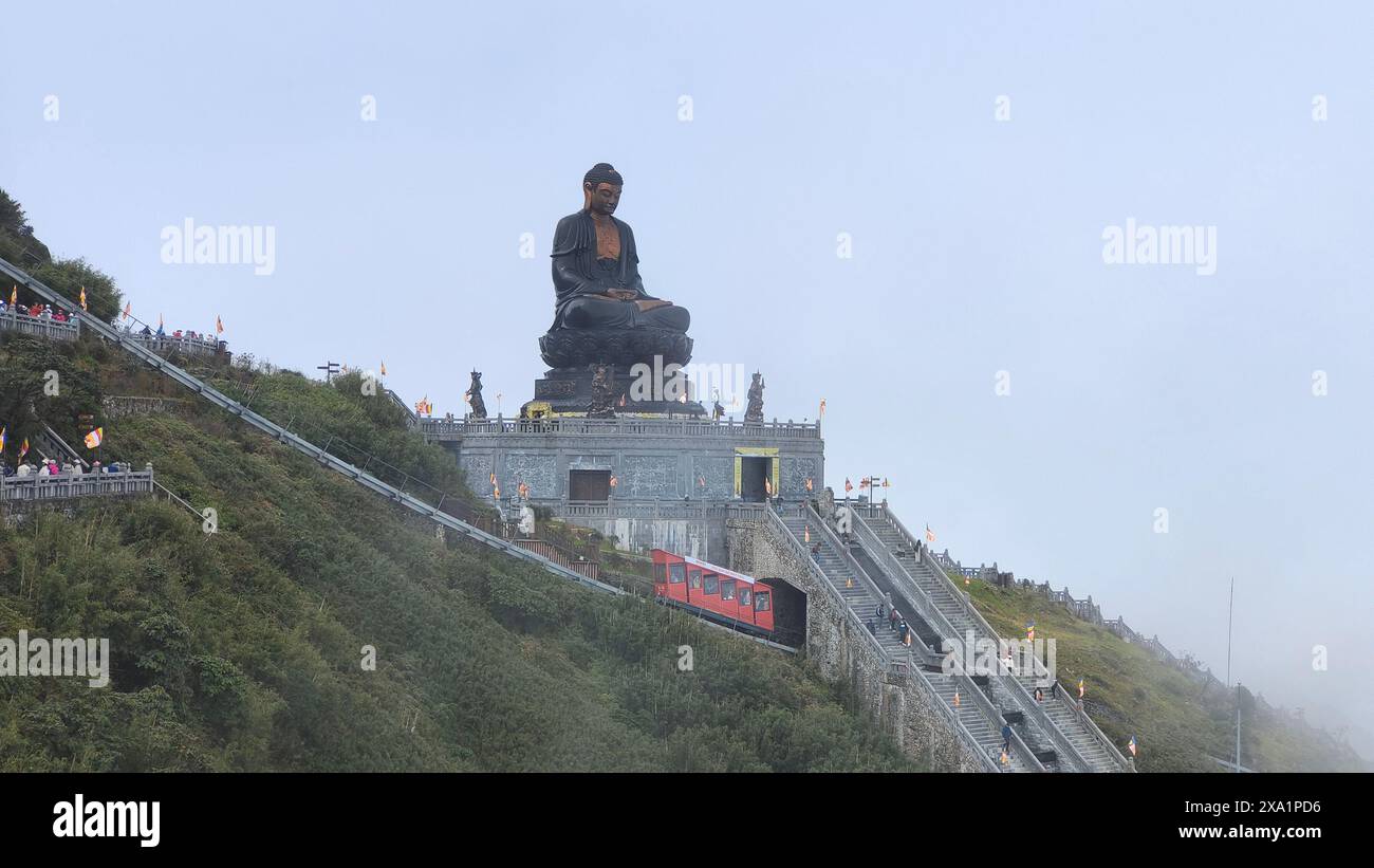 Der Blick auf die bronzene Buddha-Statue auf dem Berg Fansipan. Vietnam Stockfoto