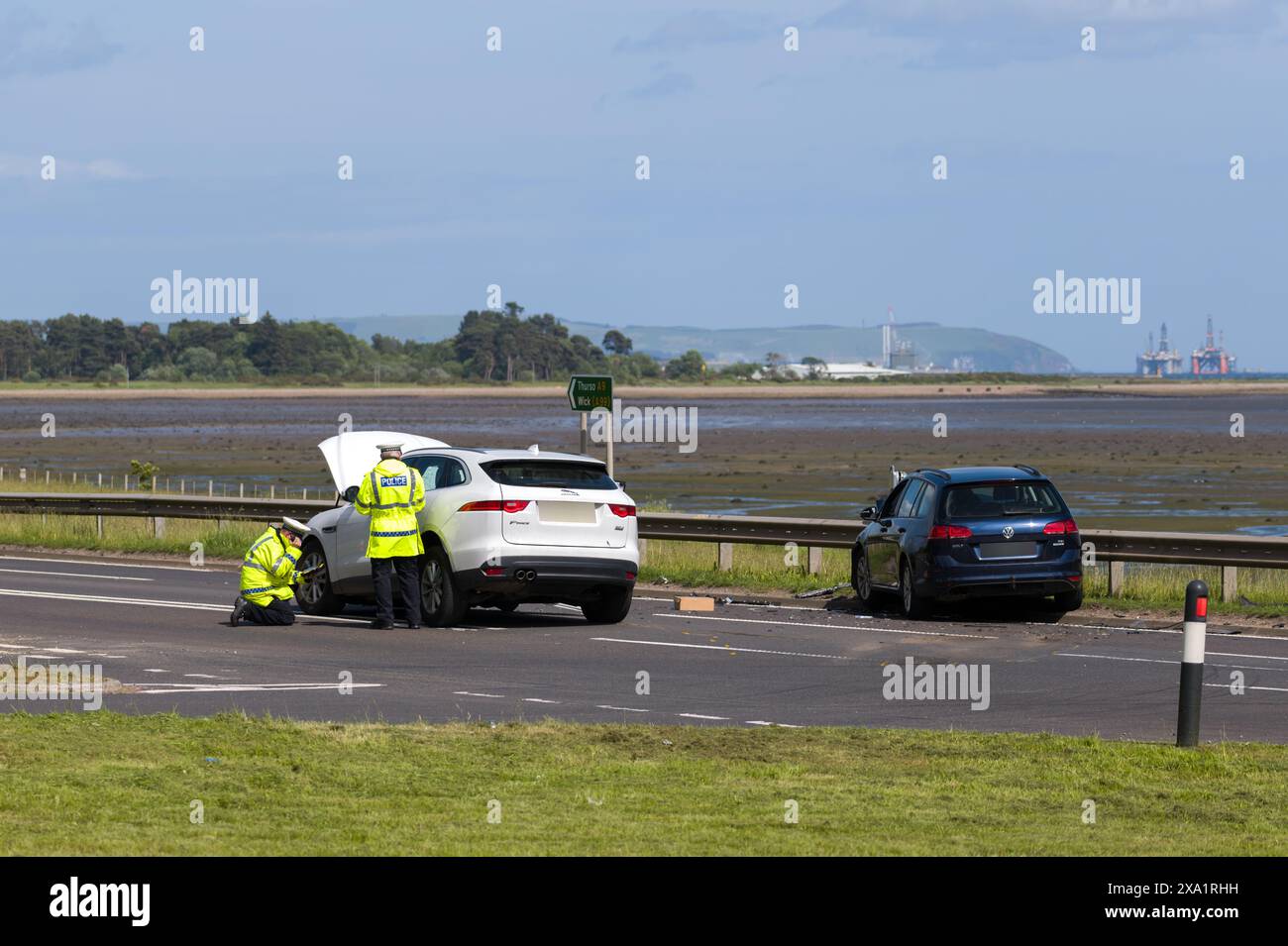 3. Juni 2024. A9 an der Kreuzung mit B9176, Skiach Services, Evanton, Schottland. Das ist die Polizei-Schottland-Unfalluntersuchung am Tatort von zwei Fahrzeugen Stockfoto