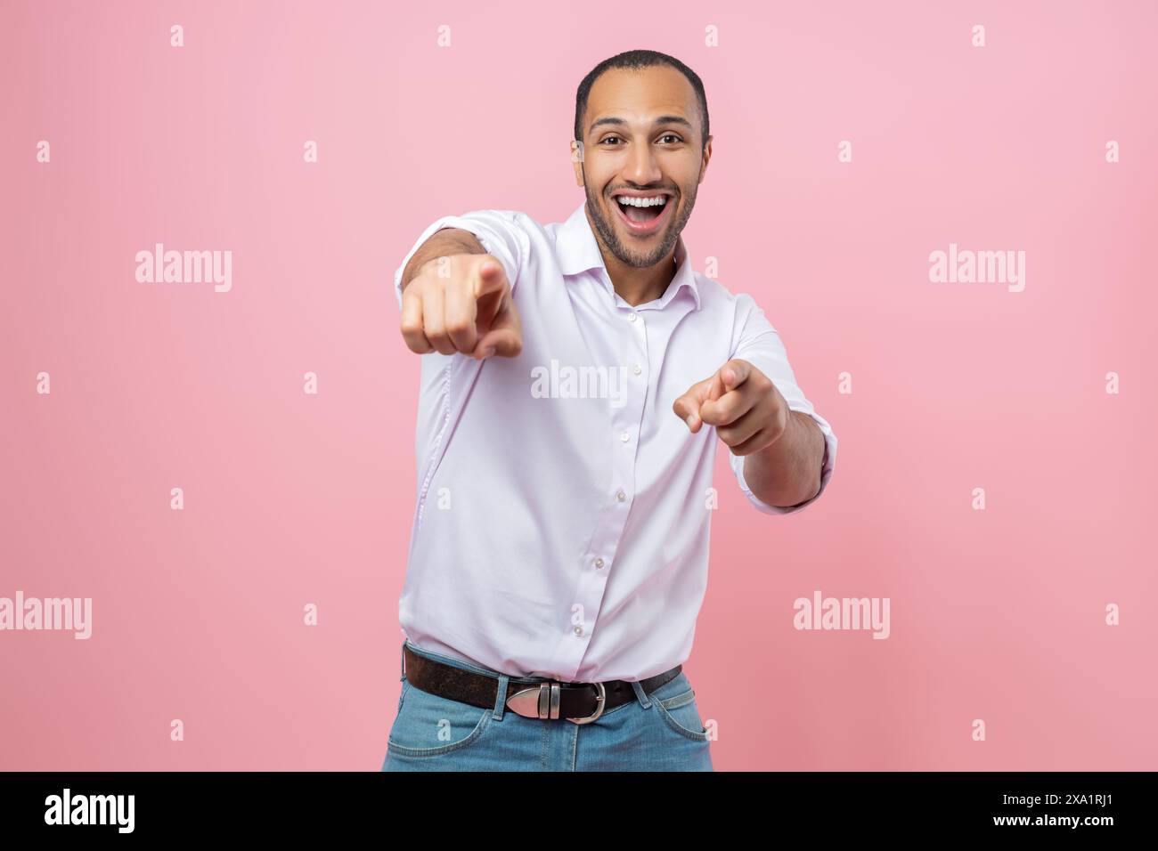 Staunender Mann in weißem Hemd, der dich auswählt Stockfoto