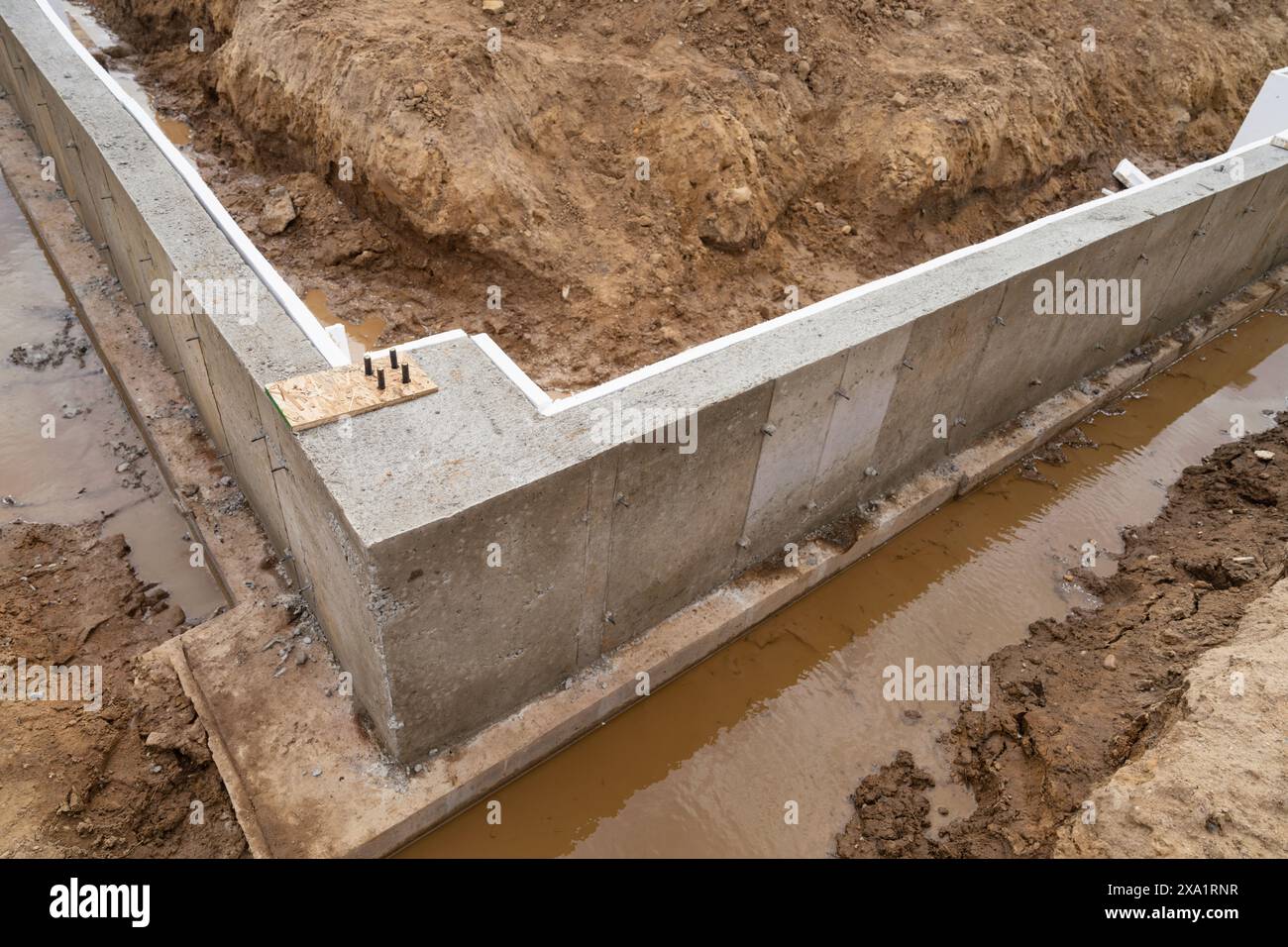 Eine Industriebau mit Betonwänden und Wasser Stockfoto