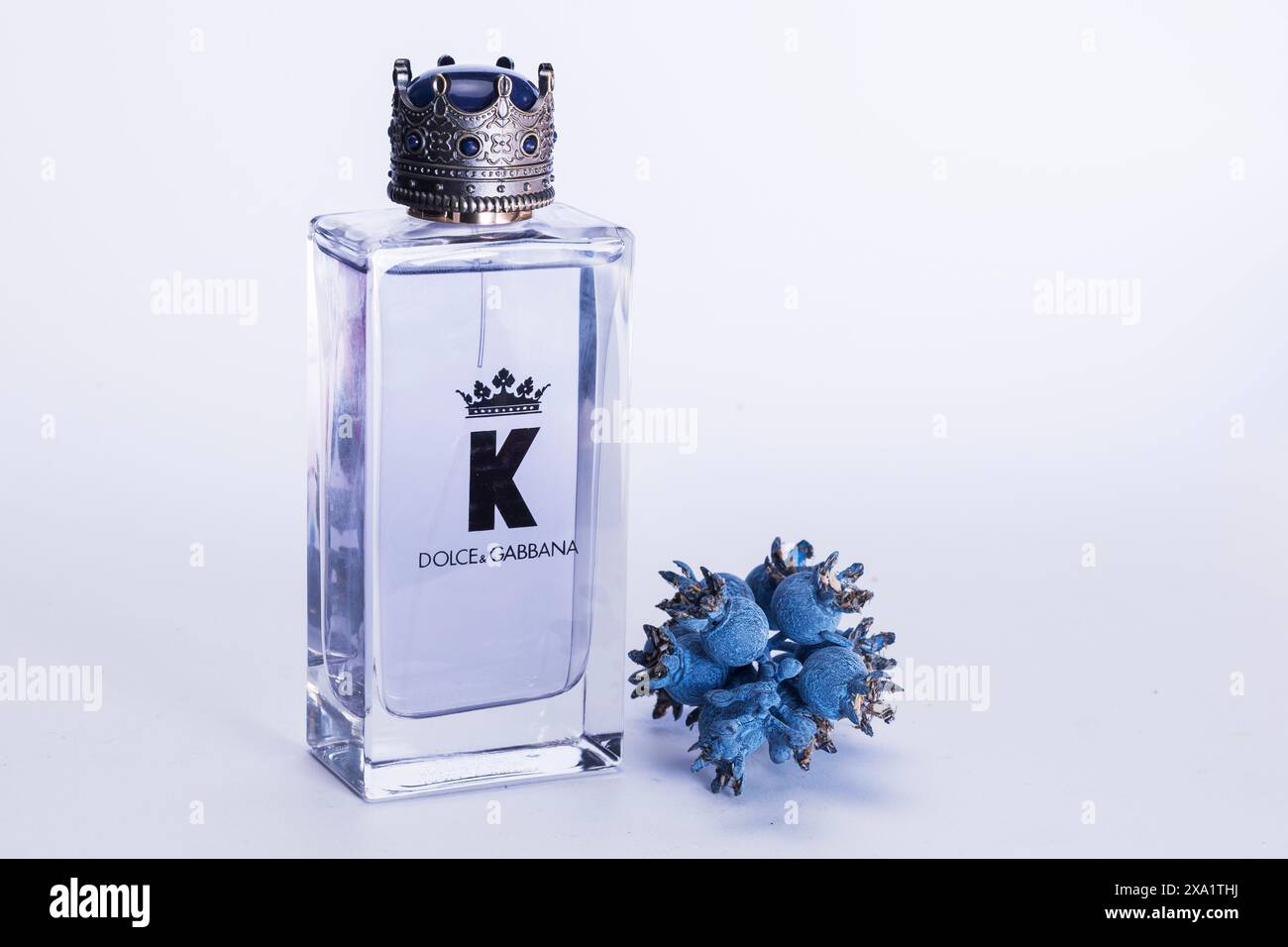 Eine Flasche köln mit einer Krone und blauen Blumen Stockfoto