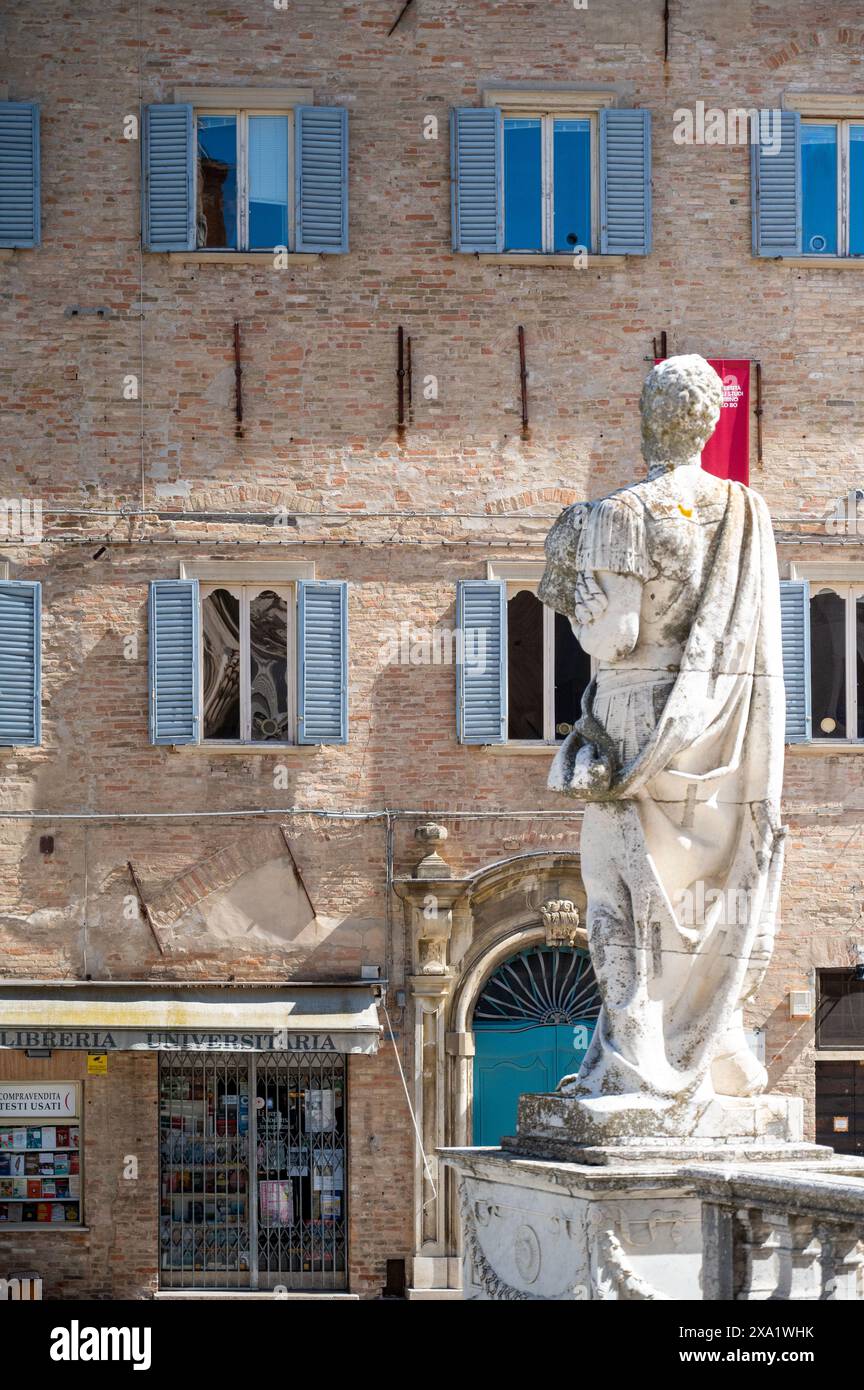 Eine Statue vor der Kathedrale von Urbino in der Provinz Pesaro und Urbino Stockfoto