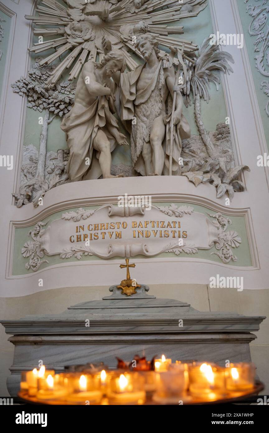 Einige Kerzen brennen in der Provinz Pesaro und Urbino Stockfoto