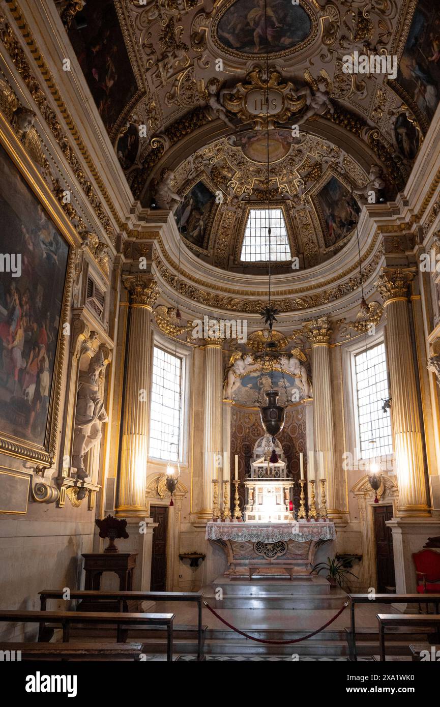 Eine Kirche mit einer großen Kuppel und bunten Buntglasfenstern in der Provinz Pesaro und Urbino Stockfoto