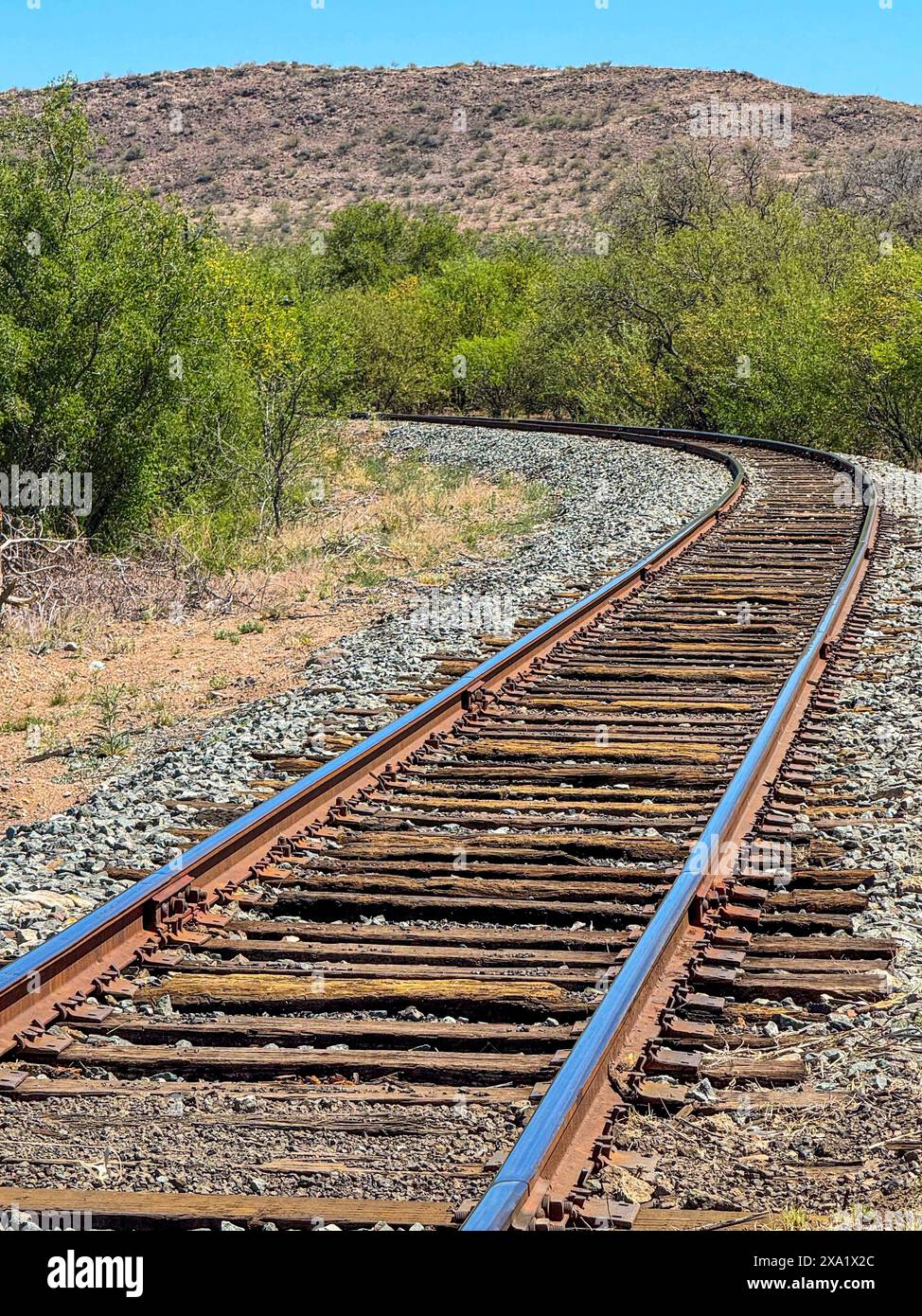 Bahngleise und Schwellen in den Bergen in der Gemeinde Turicachi und ejido km 47 zwischen Nacozari und Esqueda Gemeinde Fronteras in Sonora Mexiko. PIRA zeremonieller Akt der Apachen Ausbildung, INNIPI klassisches Gehäuse, Wandbild von Apachen Krieger Reiter reiten ihre Pferde und zeremonielle Stange (Luis Gutierrez / Norte Foto) VIAS de tren y durmientes en el monte en la comunidad Turicachi y ejido km 47 ubicada entre entre Nacozari y Esqueda municipio de Fronteras en Sonora Mexiko. PIRA acto Ceremonial de entrenamiento apache , vivienda clasica INNIPI , Mural de jinetes guerreos Stockfoto