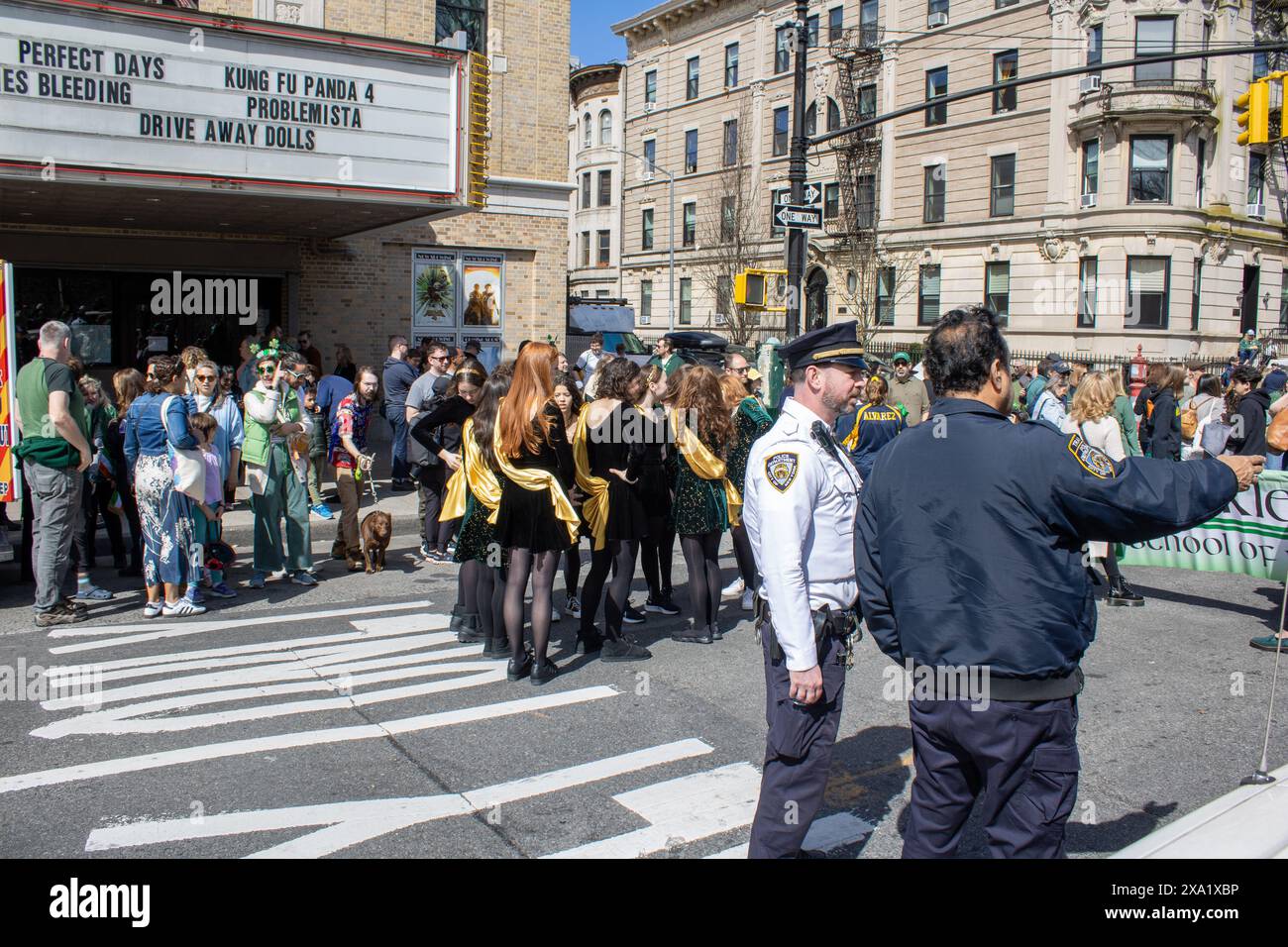 Die Polizisten in der Menge bei der Feier zum St. Patrick's Day in New York Stockfoto
