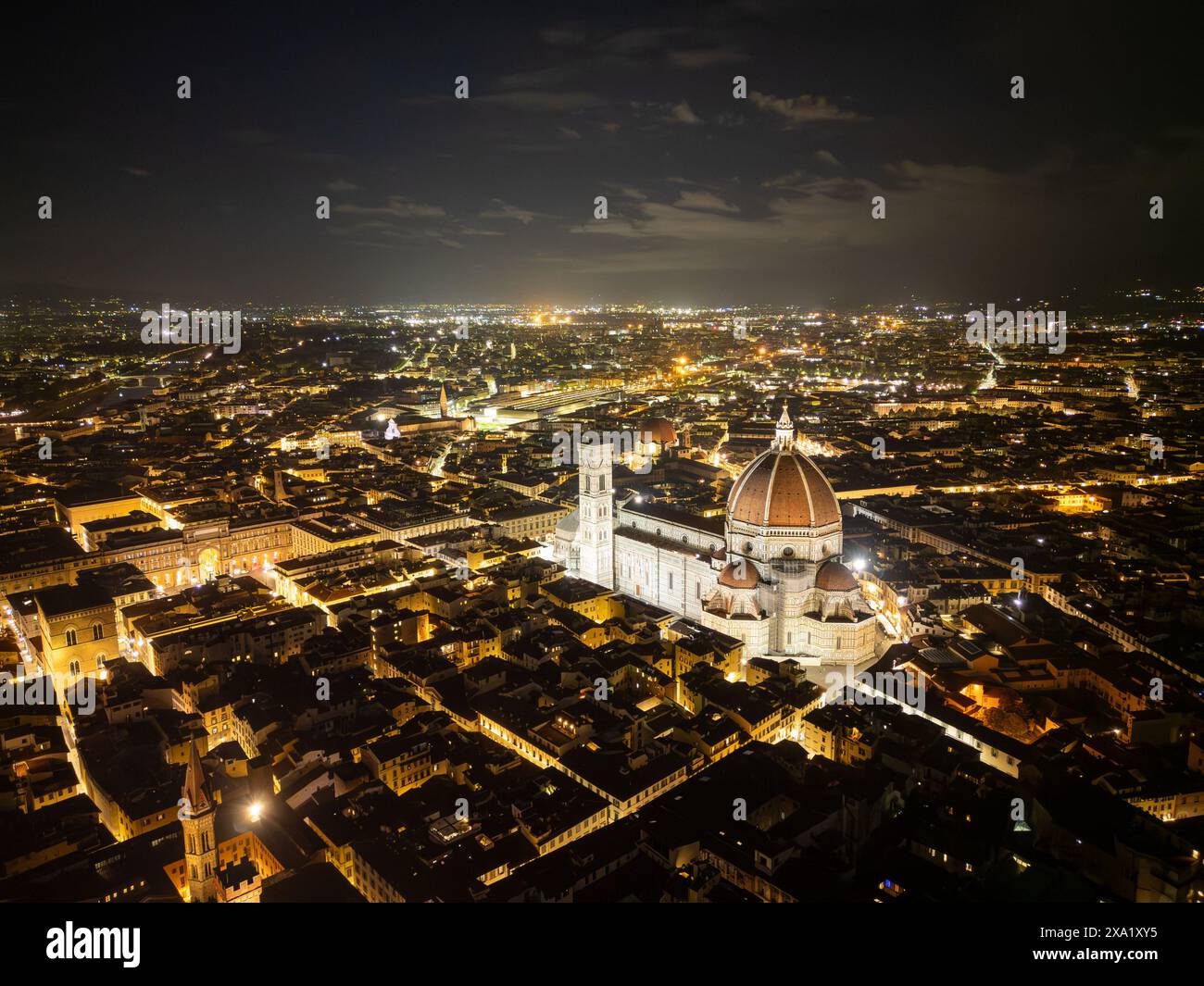 Blick aus der Vogelperspektive auf die Kathedrale von Florenz bei Nacht zwischen der beleuchteten Stadt Stockfoto