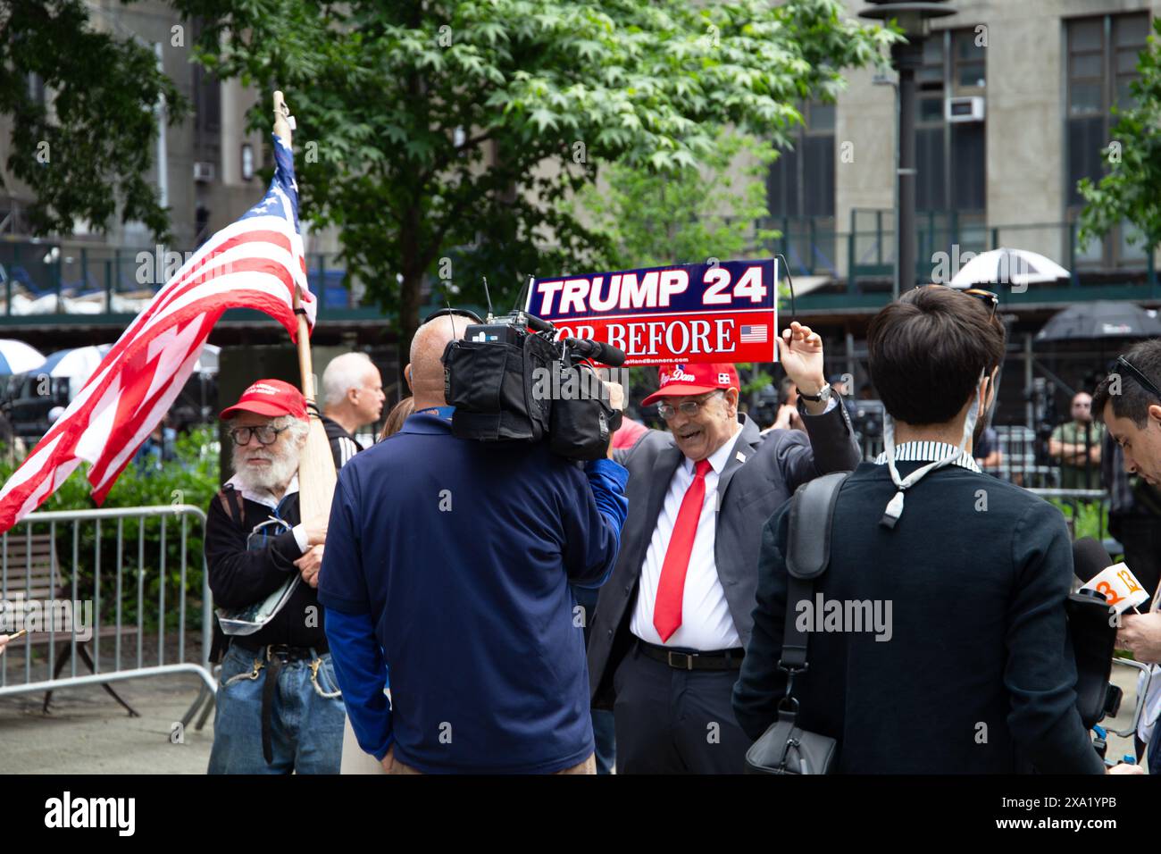 Demonstranten vor dem Donald J. Trump-Prozess in New York City am State Criminal Court in Manhattan, 100 Center Street. Stockfoto