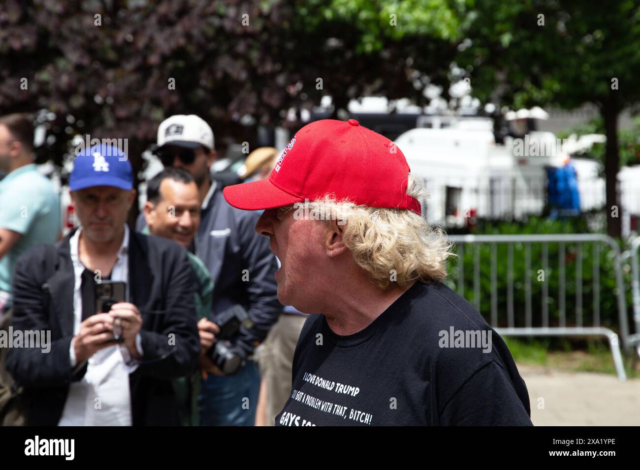 Demonstranten vor dem Donald J. Trump-Prozess in New York City am State Criminal Court in Manhattan, 100 Center Street. Stockfoto