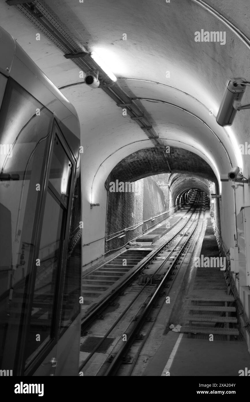 Zugmaschine mit offenen Türen, die sich im Tunnel bewegen Stockfoto