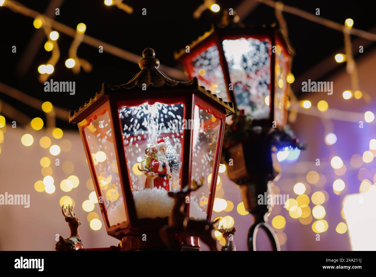 Eine Laterne im Schnee mit leuchtenden Lichtern im Freien Stockfoto