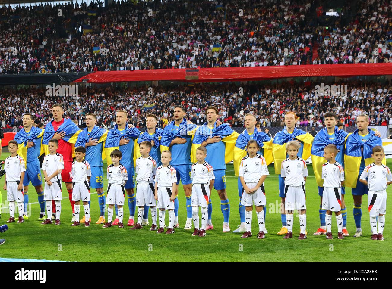 Nürnberg, Deutschland. Juni 2024. Die Spieler der Ukraine-Nationalmannschaft hören die Nationalhymne vor dem Freundschaftsspiel Deutschland gegen Ukraine im Max-Morlock-Stadion in Nürnberg. Quelle: Oleksandr Prykhodko/Alamy Live News Stockfoto