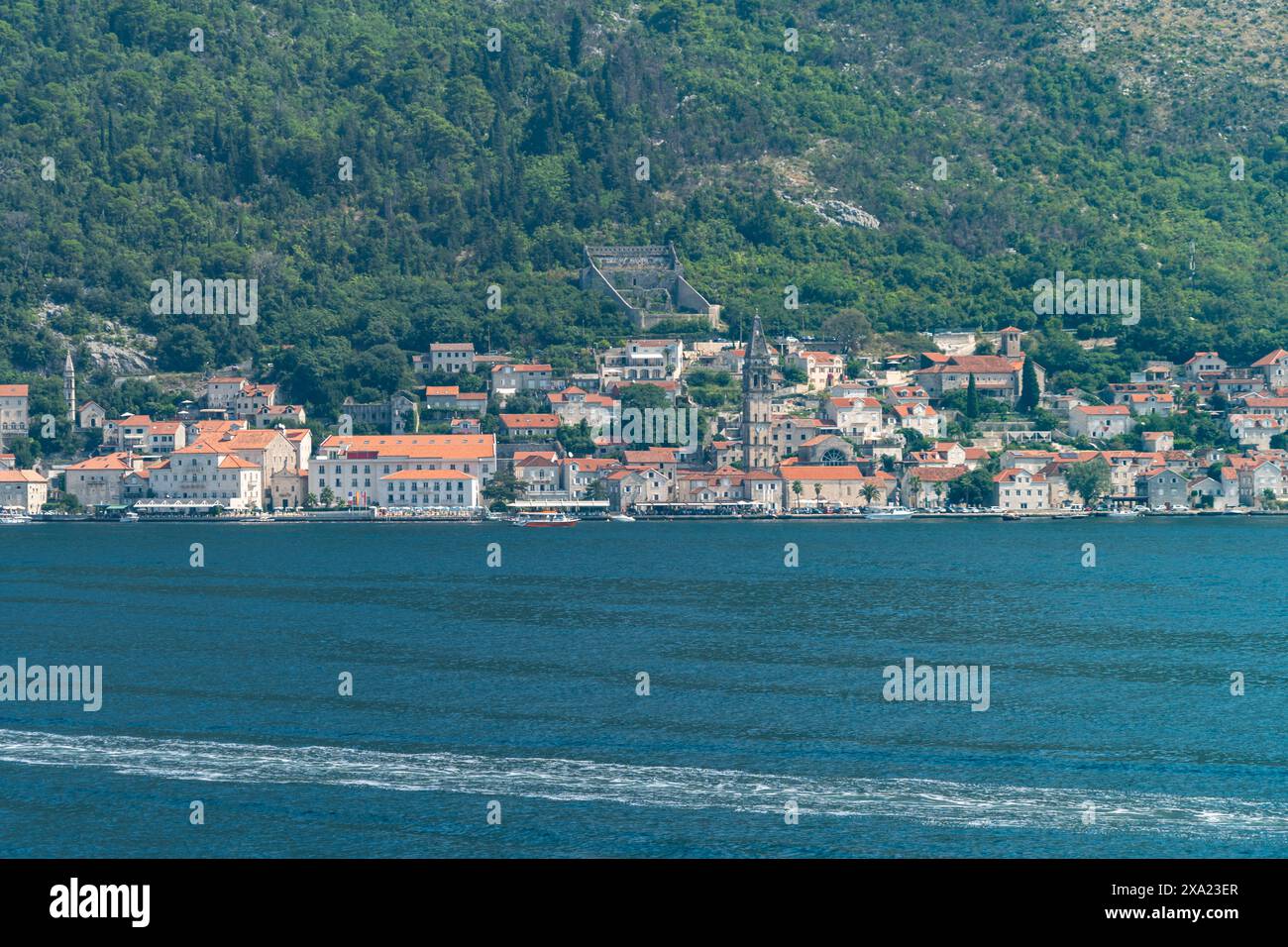 Die malerische kleine Stadt Perast liegt am Ufer der Kotor Bay, umgeben von atemberaubenden Bergen, Montenegro Stockfoto