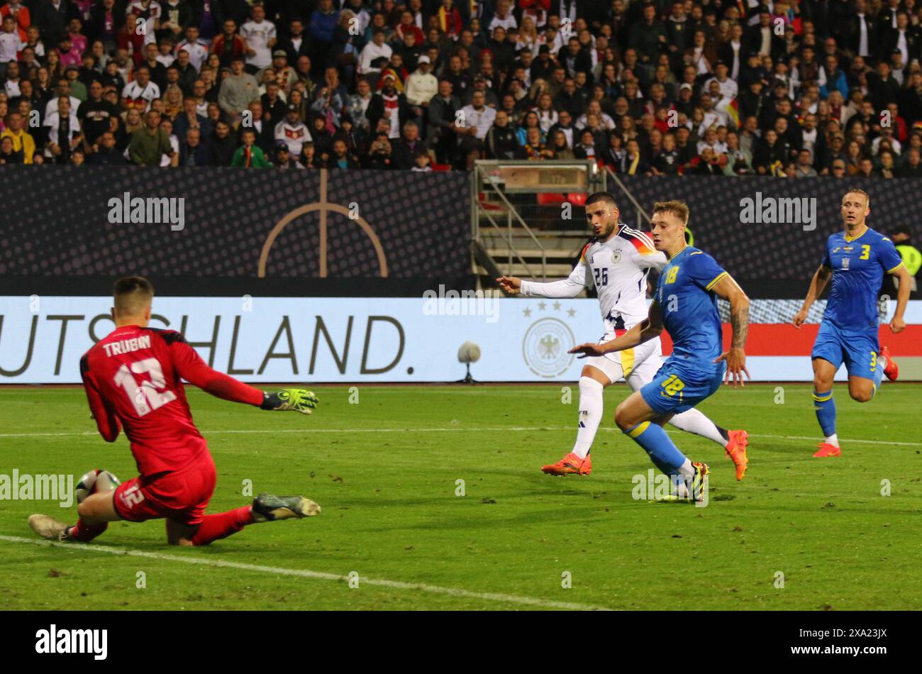 Nürnberg, Deutschland. Juni 2024. Torhüter Anatoliy Trubin aus der Ukraine trifft den Ball nach dem Kick von Deniz Undav (#26) während des Freundschaftsspiels Deutschland gegen Ukraine im Max-Morlock-Stadion in Nürnberg. Quelle: Oleksandr Prykhodko/Alamy Live News Stockfoto