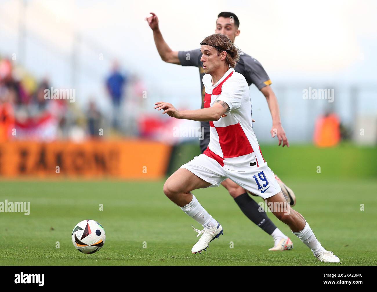 Rijeka, Kroatien. Juni 2024. Borna Sosa (Front) aus Kroatien wetteifertet um den Ball während des internationalen Freundschaftsfußballspiels zwischen Kroatien und Nordmazedonien am 3. Juni 2024 in Rijeka, Kroatien. Quelle: Matija Habljakj/Pixsell via Xinhua/Alamy Live News Stockfoto