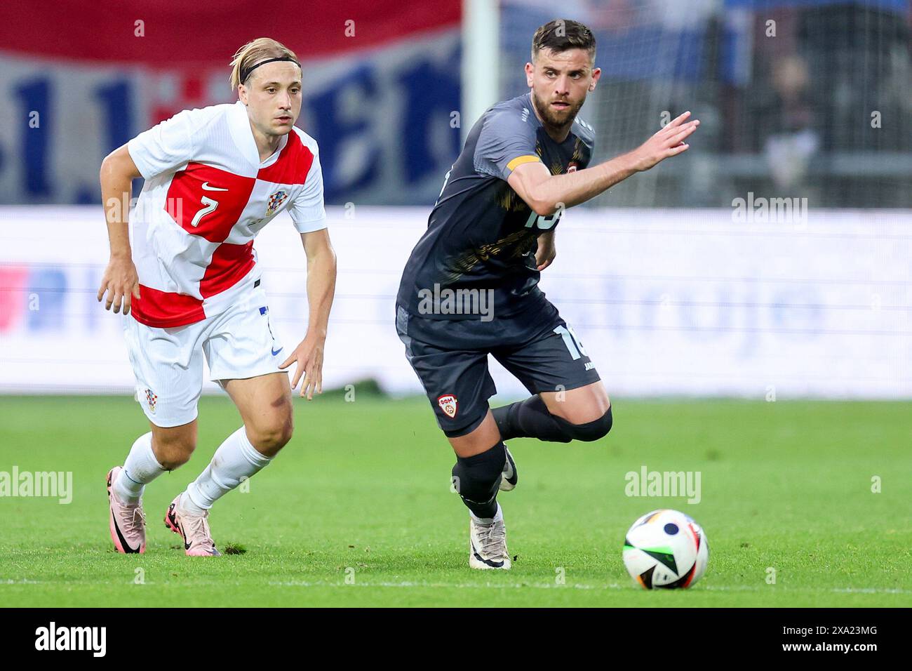Rijeka, Kroatien. Juni 2024. Isnik Alimi (R) aus Nordmakedonien streitet mit Lovro Majer aus Kroatien während des internationalen Freundschaftsfußballspiels zwischen Kroatien und Nordmakedonien am 3. Juni 2024 in Rijeka, Kroatien. Quelle: Matija Habljakj/Pixsell via Xinhua/Alamy Live News Stockfoto