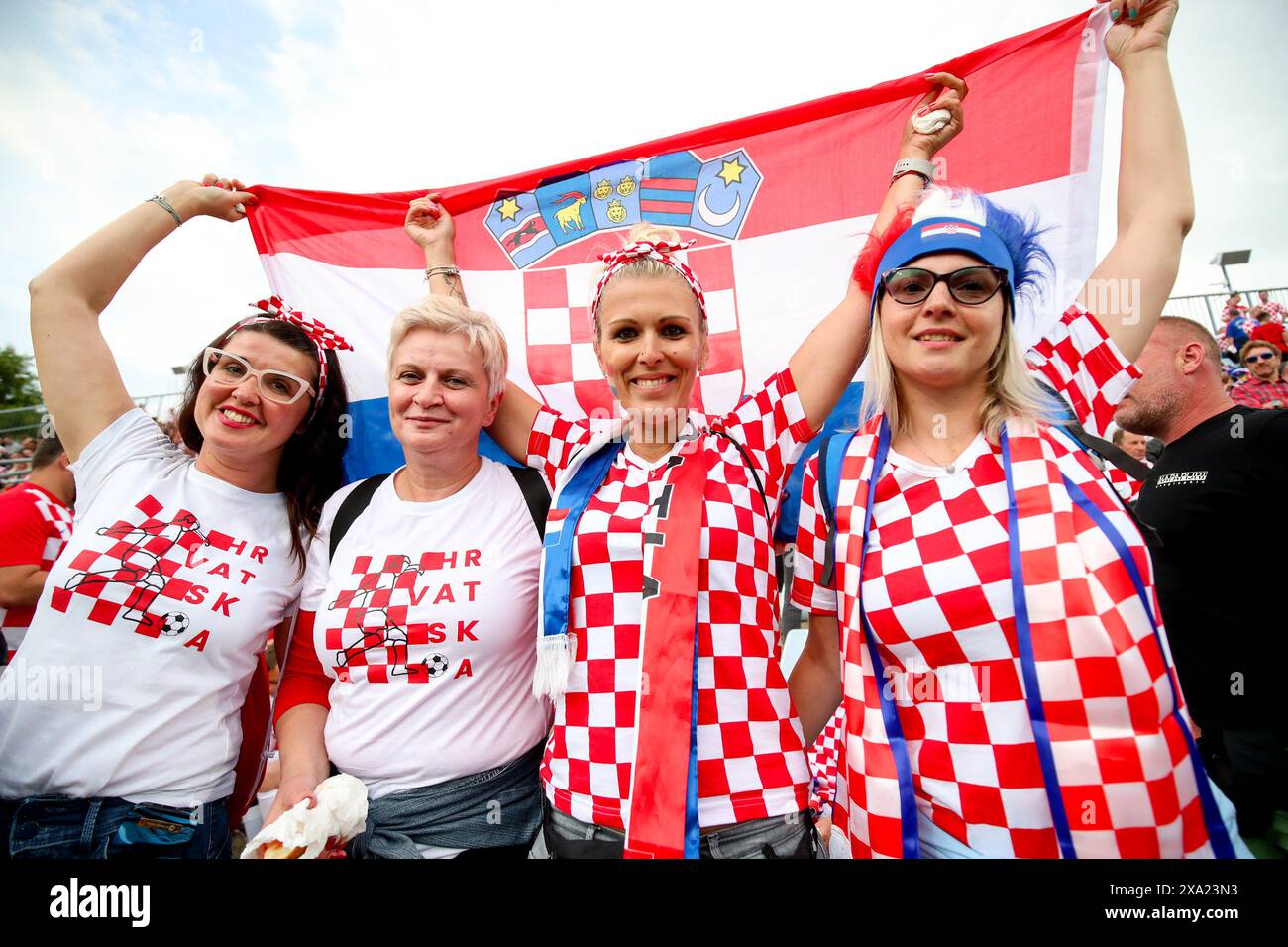Rijeka, Kroatien. Juni 2024. Kroatische Fans jubeln ihr Team beim internationalen Freundschaftsfußballspiel zwischen Kroatien und Nordmazedonien am 3. Juni 2024 in Rijeka, Kroatien. Quelle: Matija Habljakj/Pixsell via Xinhua/Alamy Live News Stockfoto