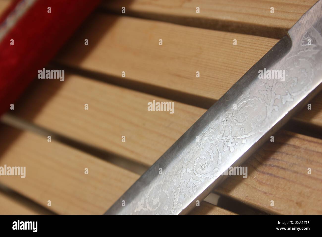 Eine Nahaufnahme eines Messers mit elegantem Design auf hölzernem Hintergrund Stockfoto