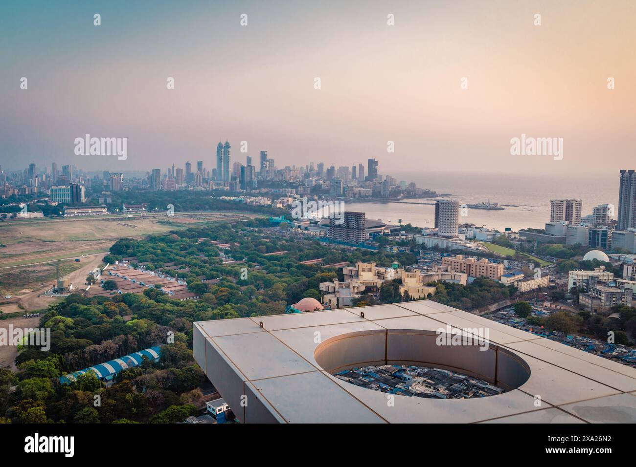 Die Skyline von Mumbai bei Sonnenuntergang mit strahlendem Licht aus der Luft Stockfoto