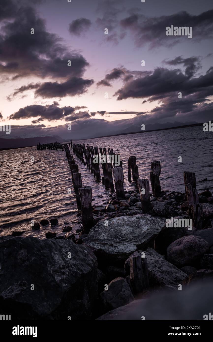 Ein Sonnenuntergang am Braun and Blanchard Dock in Puerto Natales, Patagonien, Chile, Magallanes Region Stockfoto